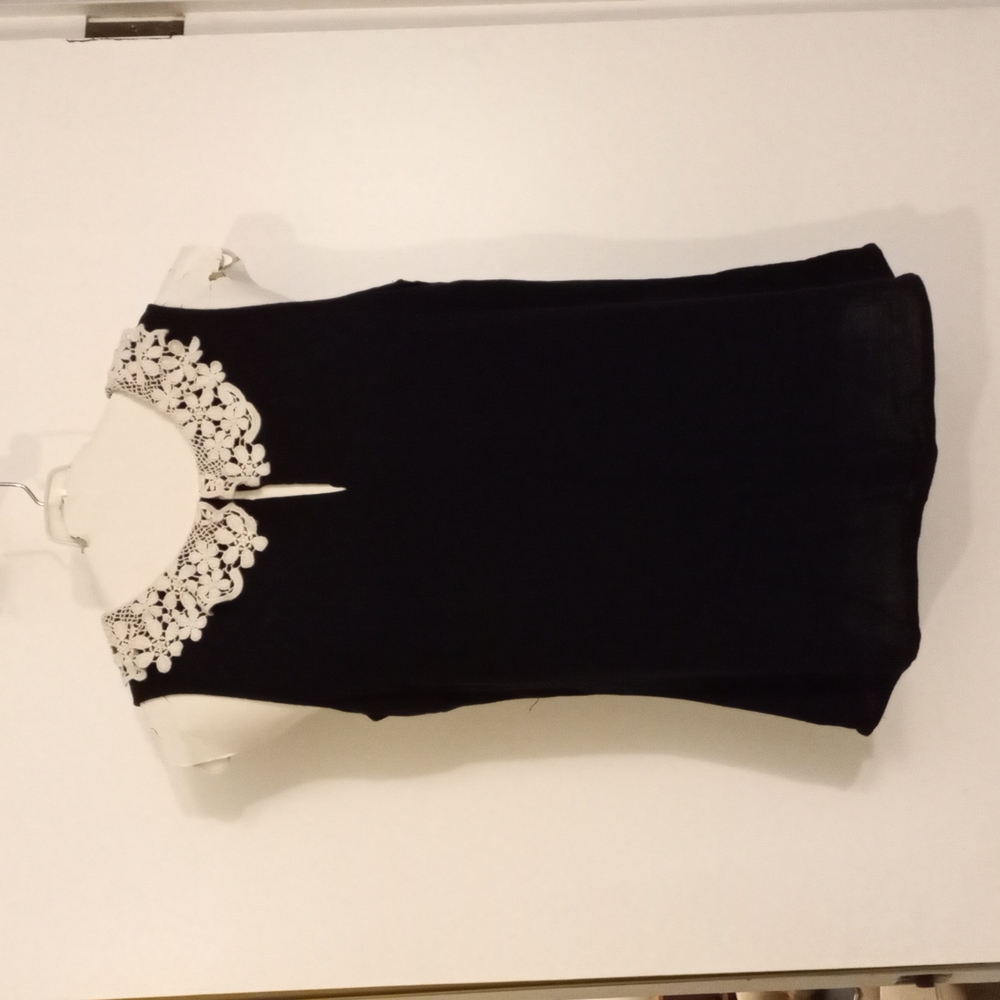 LOB sleeveless lace collar blouse